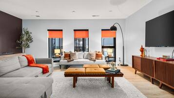 Smart-TV, fotballspill, bordtennis og bøker