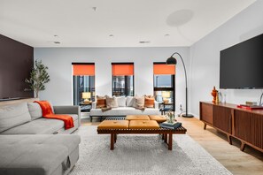 Een smart-tv, een tafeltennistafel en boeken