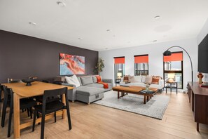 Älytelevisio, pöytäjalkapallopöytä, pöytätennispöytä, kirjoja