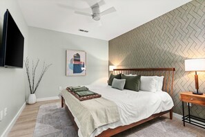 3 makuuhuonetta, työpöytä, silitysrauta/-lauta, vauvan matkasänky