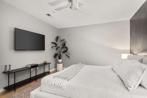 3 habitaciones, tabla de planchar con plancha y cuna de viaje 