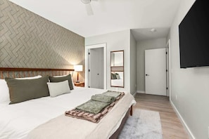 3 habitaciones, tabla de planchar con plancha y cuna de viaje