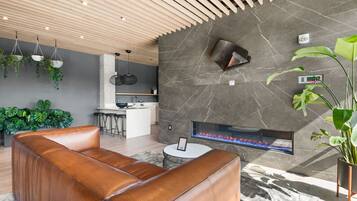 Smart-TV, fotballspill, bordtennis og bøker