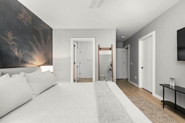 3 habitaciones, tabla de planchar con plancha y cuna de viaje 