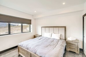 5 bedrooms, WiFi, bed sheets
