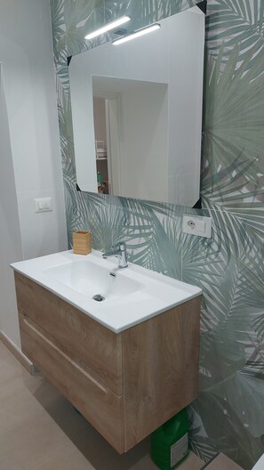 Dusche, Haartrockner, Bidet, Handtücher