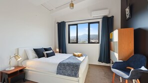 5 bedrooms, desk, iron/ironing board, travel crib - Luxury 5BR Mountain Home - Mt Buller Views (Merrijig)
