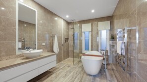 Douche, séchoir à cheveux, serviettes fournies