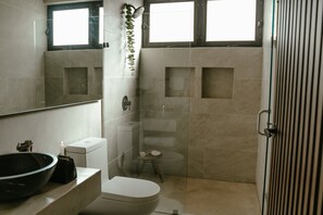 Séchoir à cheveux, serviettes fournies, savon, papier de toilette