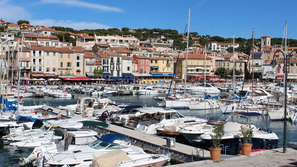 A marina with numerous boats docked, surrounded by buildings with varied architecture. - Les Terrasses de Cassis (Cassis)