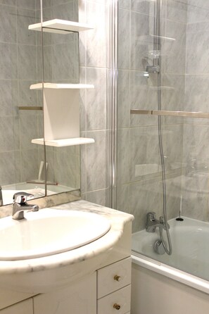 Haartrockner, Handtücher, Seife, Toilettenpapier
