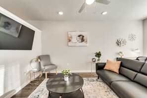 Smart TV, fireplace - 25% OFF Luxury 1BD Pool HWY121 McKinney MCK323 (McKinney)