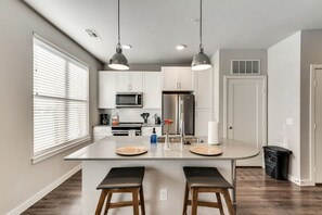 冷蔵庫、電子レンジ、オーブン、コンロ