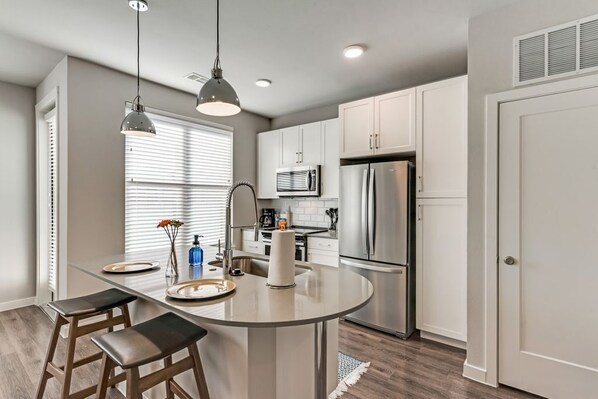 Fridge, microwave, oven, stovetop - 25% OFF Luxury 1BD Pool HWY121 McKinney MCK323 (McKinney)