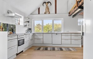 Kylskåp, spishäll, diskmaskin och kaffe- och tebryggare