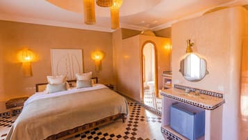 Free minibar, free WiFi, bed sheets