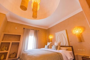 عناصر مجانية داخل الميني بار وواي فاي مجانًا وملاءات أسرّة