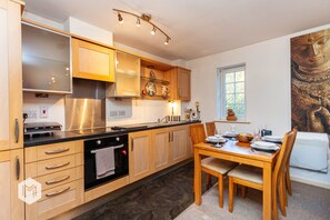 Private kitchen - Charming Apartment with River Views (Radcliffe)