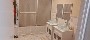 Toallas, jabón, papel de baño 
