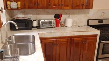 Een koelkast, een magnetron, een oven, een kookplaat