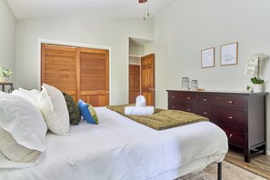 3 Schlafzimmer, Schreibtisch, Bügeleisen/Bügelbrett, Reisekinderbett
