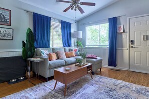 Smart-TV, Kamin, Bücher