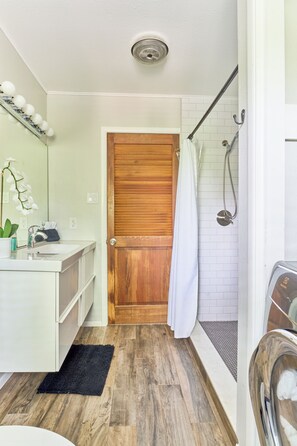Shower, hair dryer, towels, soap - No Cleaning Fee • Great Neighborhood • PETS Allowed! (Austin)