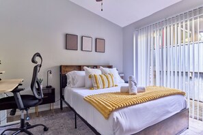 3 Schlafzimmer, Schreibtisch, Bügeleisen/Bügelbrett, Reisekinderbett