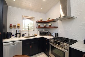 Fridge, microwave, oven, dishwasher - Gorgeous cabin in the woods, fire pit, king bed, A/C (Angel Fire)