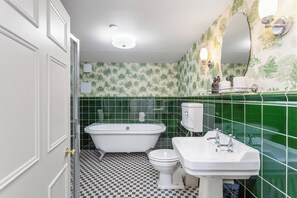 A bathroom with a freestanding bathtub, a toilet, and a sink. - The Townhouse (Edinburgh)