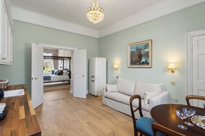 Grand-Suite, Küche, Parkblick | Wohnbereich | 55-Zoll-Smart-TV mit Kabelempfang, Netflix, Streaming-Dienste