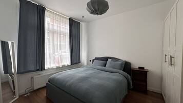 1 habitación, tabla de planchar con plancha, wifi y ropa de cama