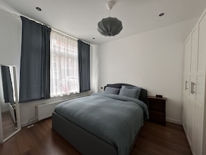 1 dormitorio, tabla de planchar con plancha, wifi y ropa de cama