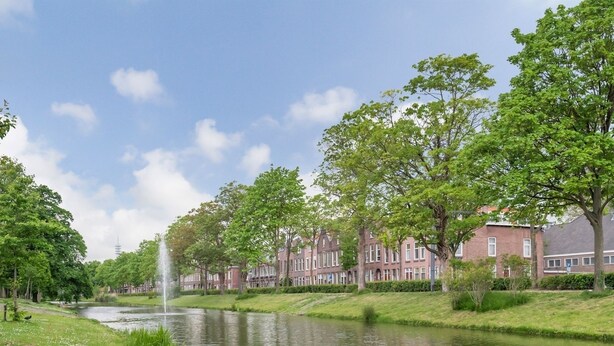 A canal with a fountain, surrounded by lush greenery and red brick buildings. - Enjoy your stay in a cosy corner in Rotterdam (Rotterdam)