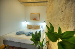 2 habitaciones, escritorio, tabla de planchar con plancha y wifi gratis 