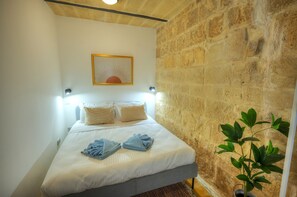 2 habitaciones, escritorio, tabla de planchar con plancha y wifi gratis 