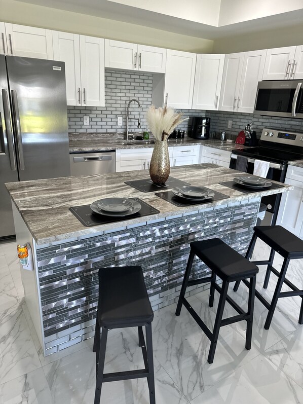 Frigorifero, microonde, forno, piano cottura