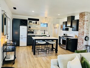 Een microgolfoven, een oven, een kookplaat, een vaatwasser