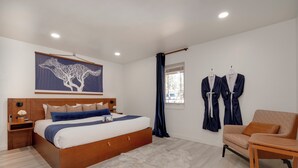 Un dormitorio moderno con una cama de madera, un felpudo de piel, una silla y un perchero.
