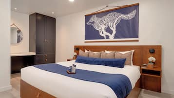 1 habitación, escritorio, tabla de planchar con plancha y cuna de viaje