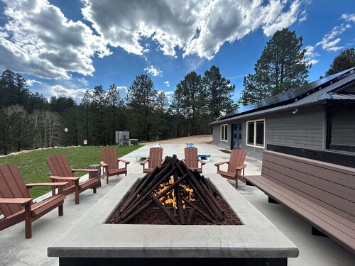 Cozy Cabin in the Woods,ADA, King Bed, Cold A/c, Fire Pit