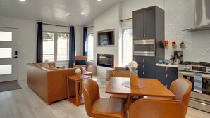 Una cocina moderna con estufa, microondas y armarios.