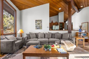 Televisión y chimenea 