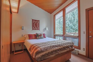 5 bedrooms, iron/ironing board, free WiFi, bed sheets