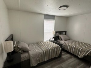 2 bedrooms, WiFi, bed sheets - Wild Rose Retreat - Hot tub and Lake Access (Wild Rose)