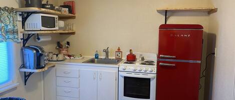 Mikroaaltouuni, uuni, liesi, leivänpaahdin