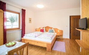 1 bedroom, bed sheets