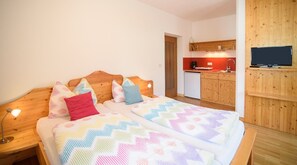 1 bedroom, bed sheets