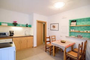 Frigorífico, horno, placa de cocina y cafetera o tetera