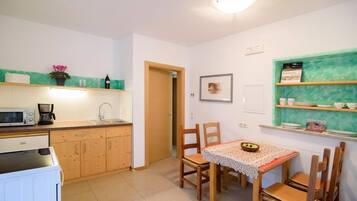 Kühlschrank, Ofen, Herdplatte, Wasserkocher mit Kaffee-/Teezubehör